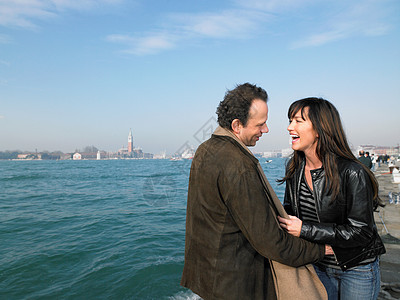夫妻俩在笑意大利威尼斯图片