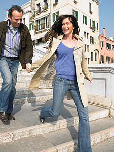 意大利威尼斯夫妇跑下台阶图片