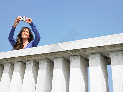 阳台上的女人拍照图片