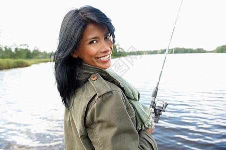 湖边微笑的女人图片