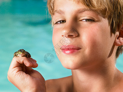 男孩手里拿着一只青蛙图片