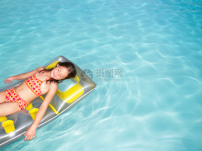 游泳池充气床垫上的女孩图片