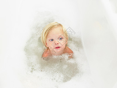 小女孩洗澡图片