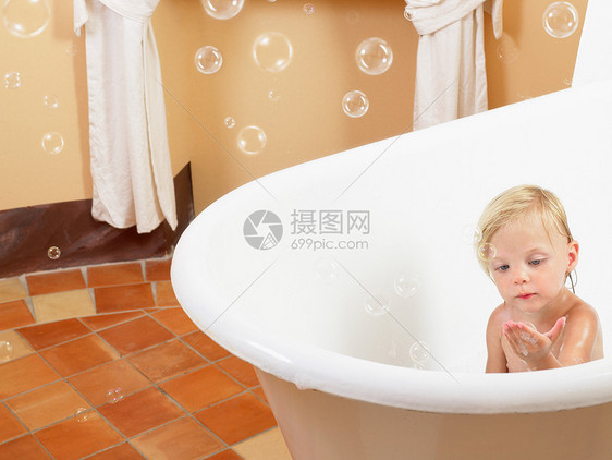 小女孩洗澡泡泡图片