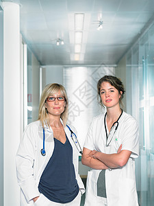 两位女医生看着摄像机图片