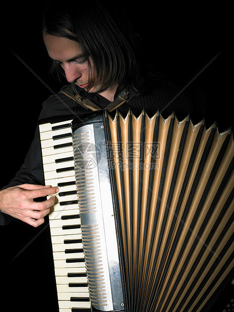 录音室里的手风琴演奏者