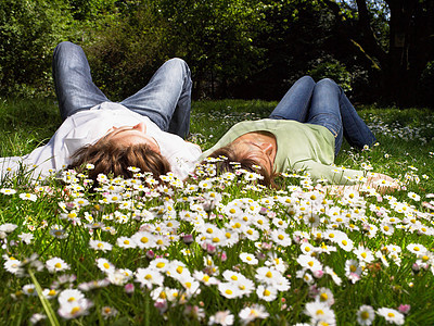 躺在草地上的一对夫妇图片