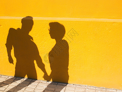 一对手牵着手的夫妇的影子背景图片