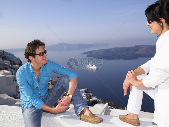 情侣在海边聊天图片