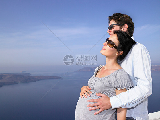 孕妇和丈夫在海边图片