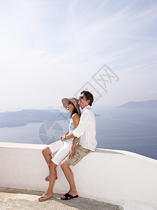 希腊圣托里尼度假的情侣图片