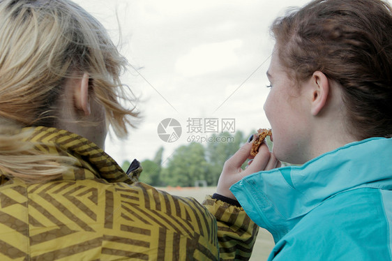 女孩们在户外分享饼干图片