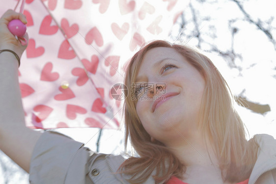公园里打伞的女人图片