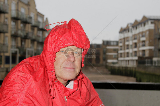 穿雨衣骑自行车的老人图片