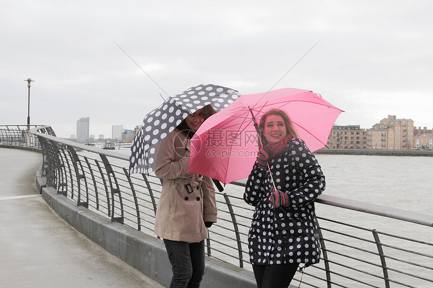 河边的2个打伞的年轻女子图片