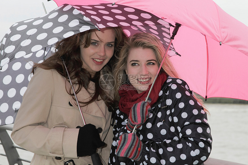 2名打伞的年轻女性图片