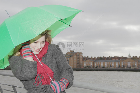 打着绿伞的年轻女子图片
