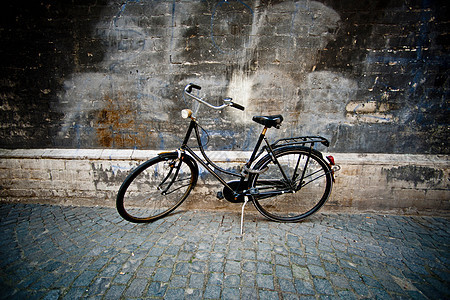 鹅卵石路上的老式自行车背景图片