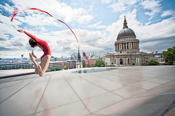 城市屋顶上的艺术体操图片