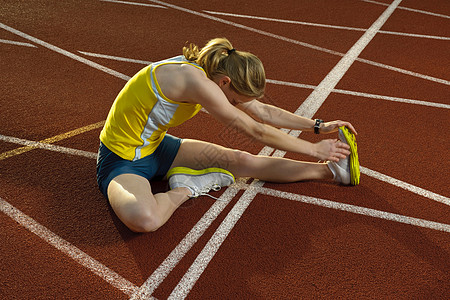 俯视跑步女运动员伸展腿部肌肉背景