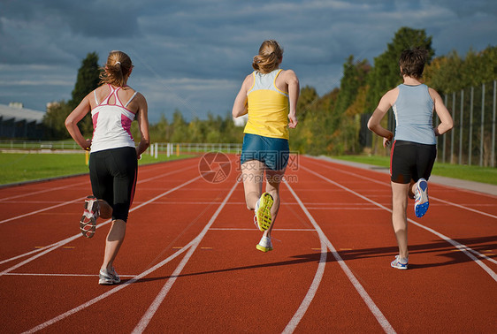 3名女运动员跑步图片
