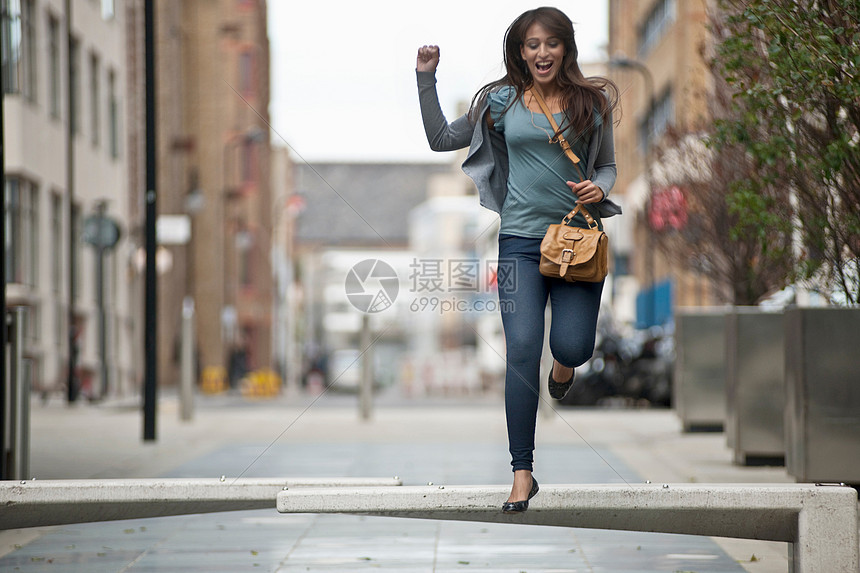 年轻女子在街上跳图片