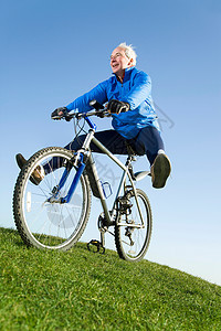 骑山地车的老人图片