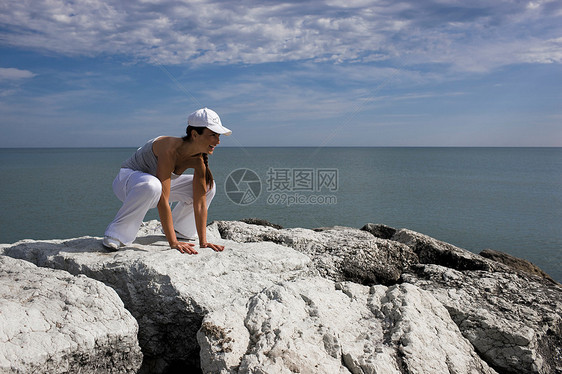 户外海边岩石锻炼图片