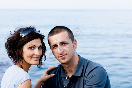 一对夫妇坐在海滨图片