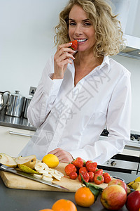微笑吃水果的女人图片