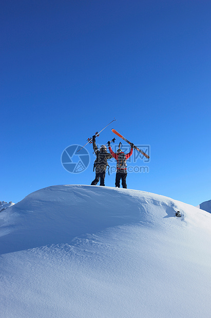 山顶上的滑雪者图片