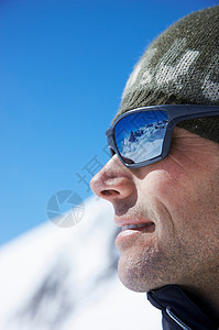 在山上戴太阳镜的男人图片