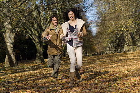 夫妻在树林里奔跑图片