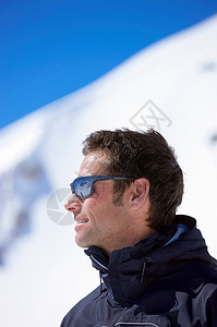 在山上戴太阳镜的男人图片