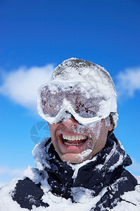 男人笑，脸上满是雪图片