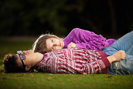 躺在公园草地上的情侣图片