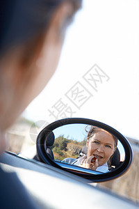 女人在车上涂口红图片