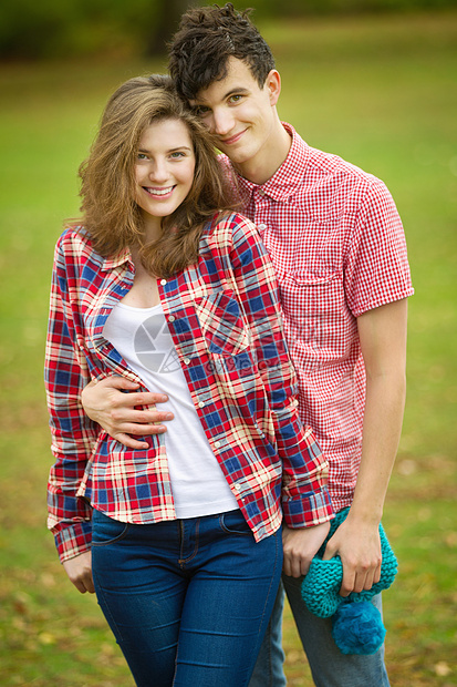 抱在公园里的一对年轻夫妇图片