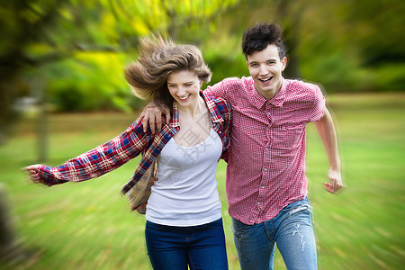 一对年轻夫妇在公园里跑步图片