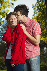 年轻夫妇在公园接吻图片