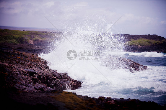 波浪冲击岩石海岸线图片