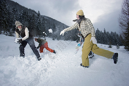 打雪仗的青少年们图片