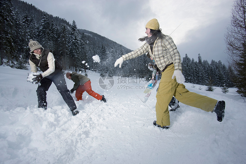 打雪仗的青少年们图片