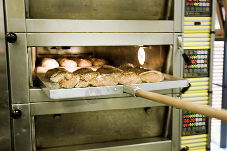 从烤箱里取出的面包背景图片