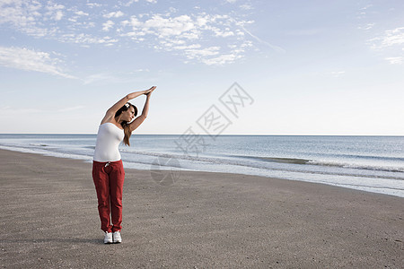 女人在海边伸展图片