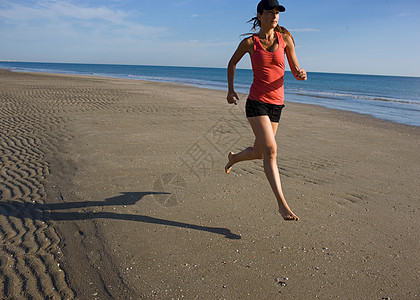 在海滩上慢跑的女人图片