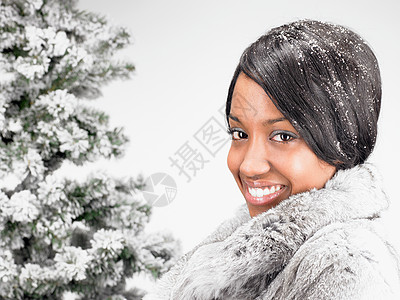 看着圣诞树微笑的女孩图片