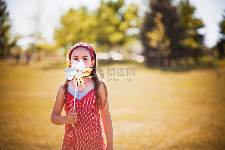 玩风车的小女孩图片