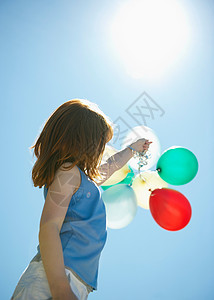 拿着气球升空的小女孩图片