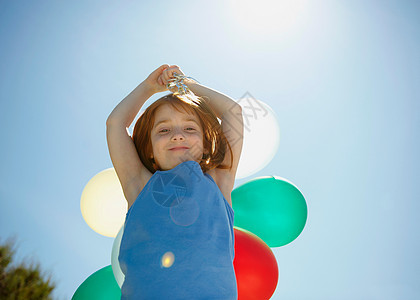 举着气球的小女孩背景图片